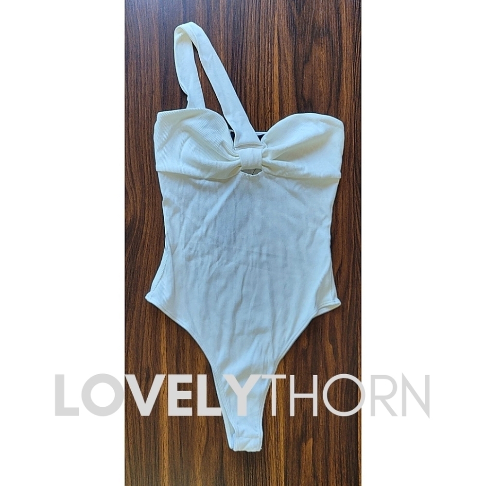 LULU'S // soft stretch ribbed sweetheart asymmetric strap bodysuit